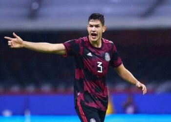 El defensa César Montes no pudo viajar a Abu Dabi pues dio positivo tras su juego con la Selección antes el conjunto de Panamá. Foto: Redes sociales