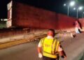 Chofer de tráiler se queda dormido y vuelca su vehículo sobre la carretera federal 307