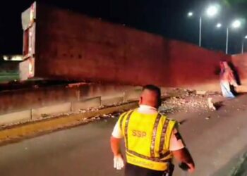 Chofer de tráiler se queda dormido y vuelca su vehículo sobre la carretera federal 307