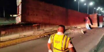 Chofer de tráiler se queda dormido y vuelca su vehículo sobre la carretera federal 307