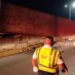 Chofer de tráiler se queda dormido y vuelca su vehículo sobre la carretera federal 307