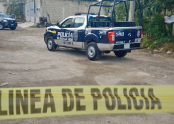 El cuerpo sin vida de un hombre, posiblemente ejecutado, fue hallado esta mañana en un área verde de la Región 245, en las inmediaciones del fraccionamiento Villas Otoch.