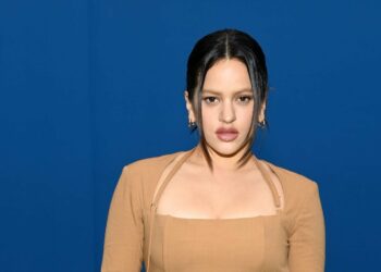 Rosalía recita el 'padre nuestro' en catalán y un presentador cree que está rapeando