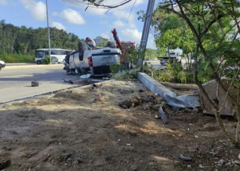 Vuelca camioneta de lujo en la salida sur de Playa del Carmen