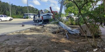 Vuelca camioneta de lujo en la salida sur de Playa del Carmen