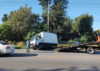 Se vuelca camión de carga en las inmediaciones del Aeropuerto de Cancún
