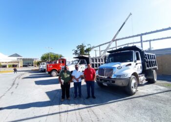 Volqueteros clausuran de forma simbólica construcción de tienda Elektra en Chetumal por adeudo de 100 mil pesos