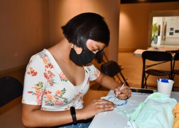 La FPMC dio inicio al taller de transformación de ropa en desuso en arte “A partir de ropa vieja”