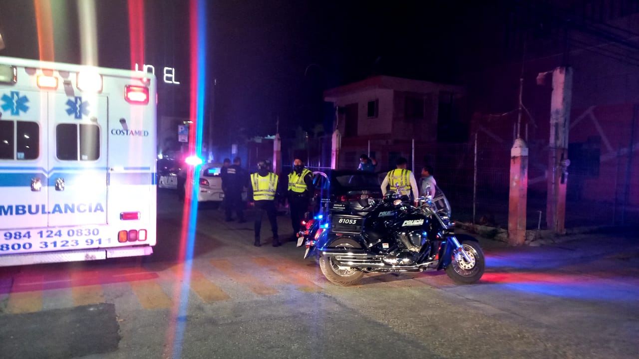 Aparatoso choque en Playa del Carmen deja a conductor prensado