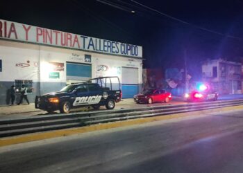 Intentan robar auto afuera de establecimiento en Playa del Carmen