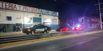 Intentan robar auto afuera de establecimiento en Playa del Carmen