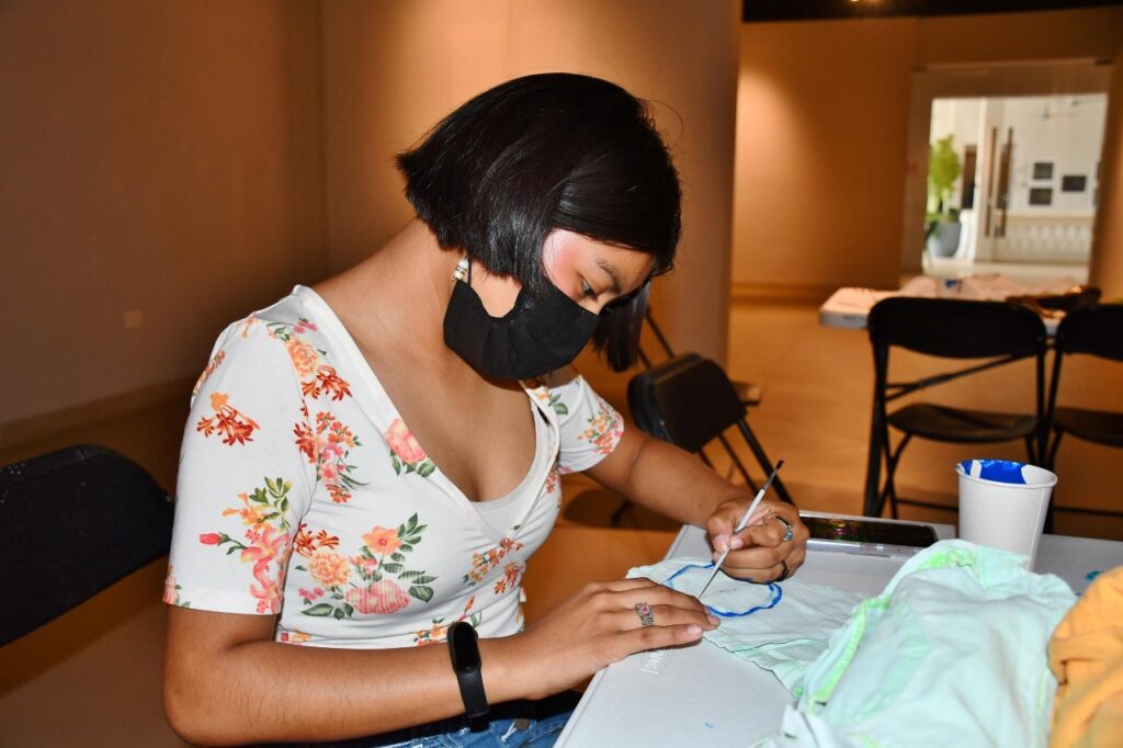 La FPMC dio inicio al taller de transformación de ropa en desuso en arte “A partir de ropa vieja”