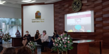 Las mujeres ganan 27% menos que los hombres, destacan en conversatorio en Playa del Carmen