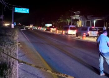 Muere hombre atropellado por un autobús sobre la carretera Cancún-Playa del Carmen