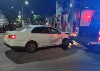Patrulla de la Guardia Nacional choca contra carro en Playa del Carmen