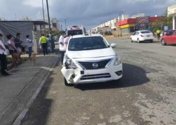 Taxista lesiona a dos al chocar contra mototaxi en Playa del Carmen