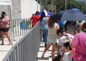 Trato déspota y emprendedurismo en campaña de vacunación de Playa del Carmen