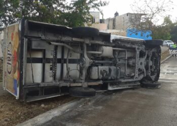 Vuelca camioneta de Barcel en fraccionamiento Natura de Playa del Carmen