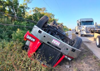 Vuelca trailer en carretera Playa del Carmen-Tulum