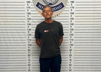 Detienen a sujeto por romper cristales de Subway Playa del Carmen