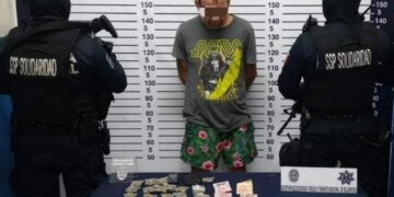 Agente policiales aseguran a sujeto con posesión de drogas en Playa del Carmen