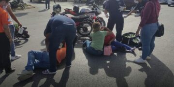 Automóvil choca a dos que venían en moto y se fuga