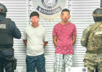 Caen dos hombres con drogas y réplica de una pistola en Playa del Carmen