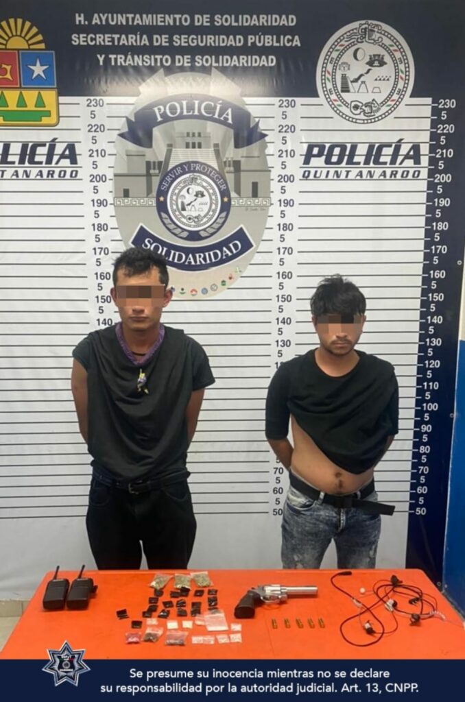 Capturan a dos sujetos con un arma de fuego, 11 cartuchos y 34 bolsas de narcóticos en Plata del Carmen