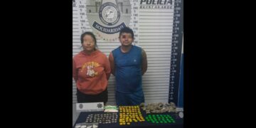 Detienen a pareja en posesión de 167 bolsitas con droga