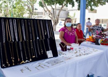 Feria de emprendedoras en la alcaldía de Puerto Aventuras