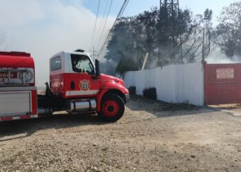 Incendio en corralón de Solidaridad eleva enorme humareda