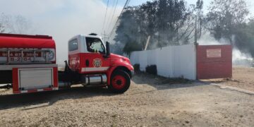Incendio en corralón de Solidaridad eleva enorme humareda