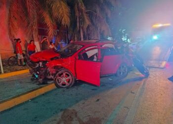 Muere menor de edad tras choque de camioneta y camión de bomberos en Playa del Carmen