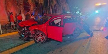 Muere menor de edad tras choque de camioneta y camión de bomberos en Playa del Carmen