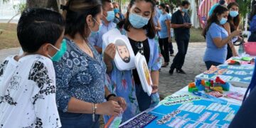 Solidarenses son concientizados sobre el autismo con evento "Iluminemos de Azul"