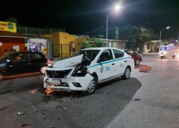 Van choca a dos vehículos y se fuga en Playa del Carmen