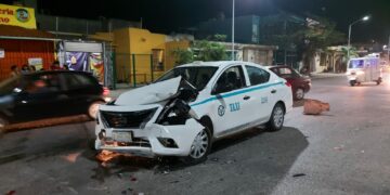 Van choca a dos vehículos y se fuga en Playa del Carmen