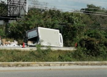 Volcadura genera fuerte embotellamiento vehicular en la carretera federal 307￼