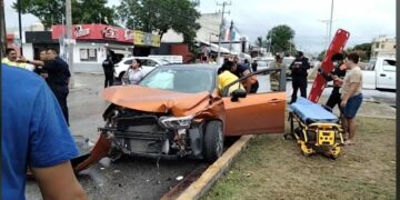 Choca patrulla con auto particular en Playa del Carmen; hay 2 lesionados