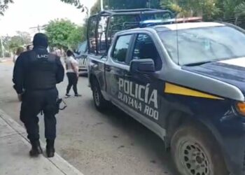 Ciclista no respeta su alto y es atropellado por una patrulla en Playa del Carmen