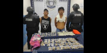 Detienen a dos hombres en plena compra de droga en Villas del Sol