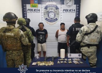 Detienen a dos sujetos con drogas y réplicas de armas en Playa del Carmen