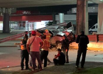 En pérdida total queda auto al impactarse contra guarnición de puente vial en Playa del Carmen