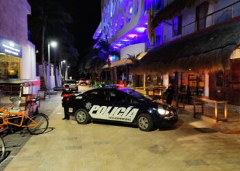 Hieren de bala a dos hombres en la Quinta Avenida; niña recibe un rozón