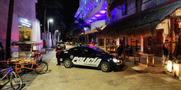 Hieren de bala a dos hombres en la Quinta Avenida; niña recibe un rozón