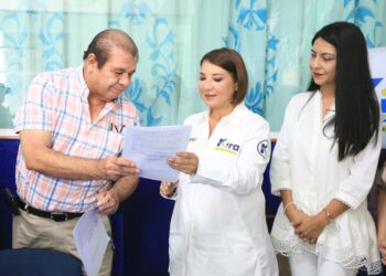 Kira Iris firma compromisos de campaña en favor de Solidaridad