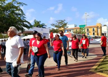 Marchan cientos por el Día del Trabajo en Solidaridad