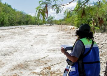 Rescatan vialidad transformada en ‘cementerio de escombros’ en Playa del Carmen