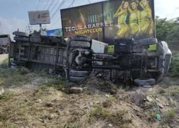 Vuelca camión de Dunosusa y genera caos vial en entrada a Playa del Carmen