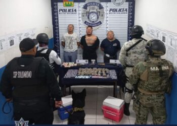 Detienen a 3 sujetos con 4 armas, más de 200 dosis y efectivo en Playa del Carmen